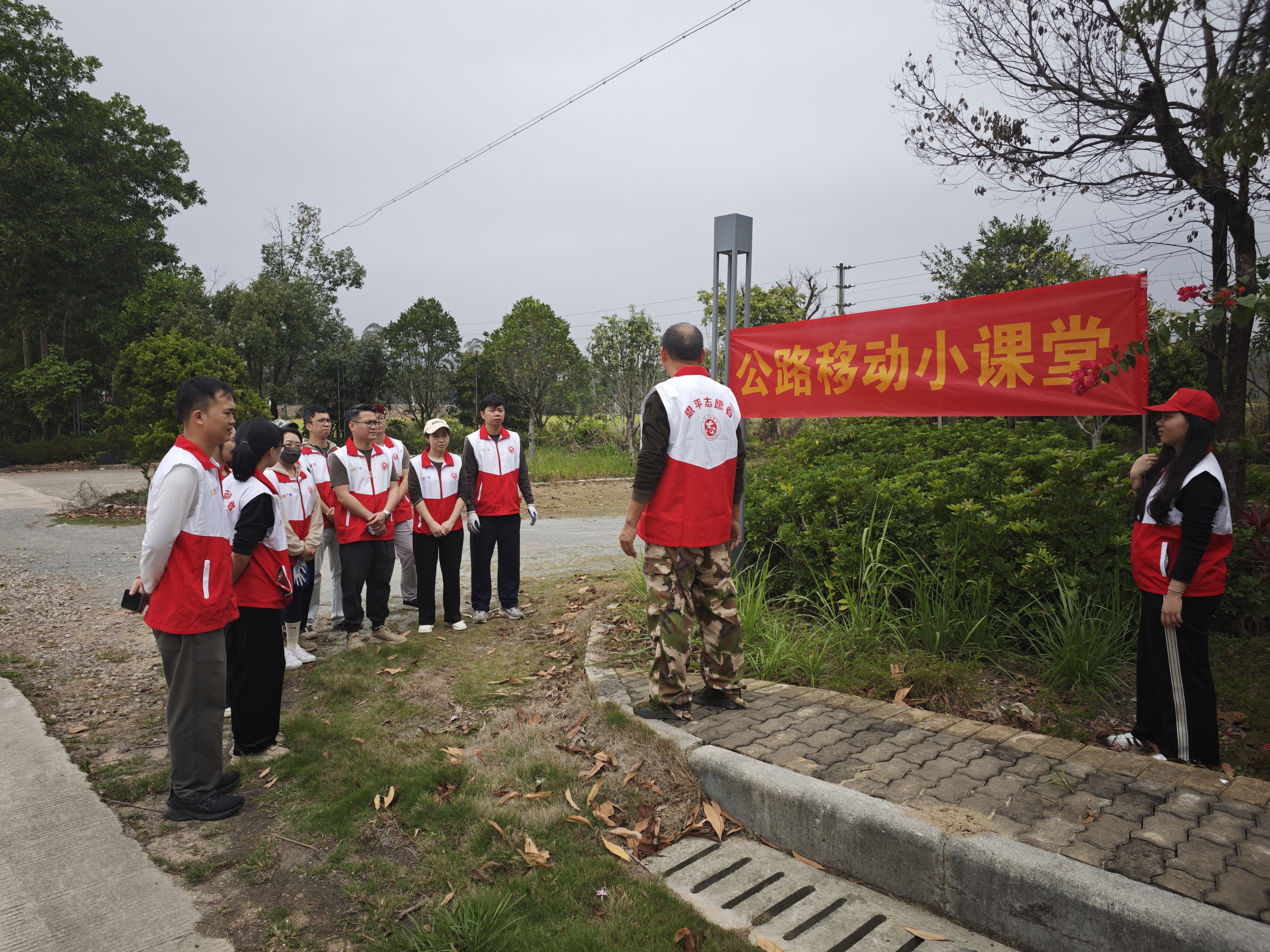 開(kāi)展“誠(chéng)信公路”移動(dòng)小課堂活動(dòng)現(xiàn)場(chǎng)照片(1).jpg