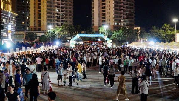 1.馮如廣場艾煙裊裊、人聲鼎沸。_副本.jpg