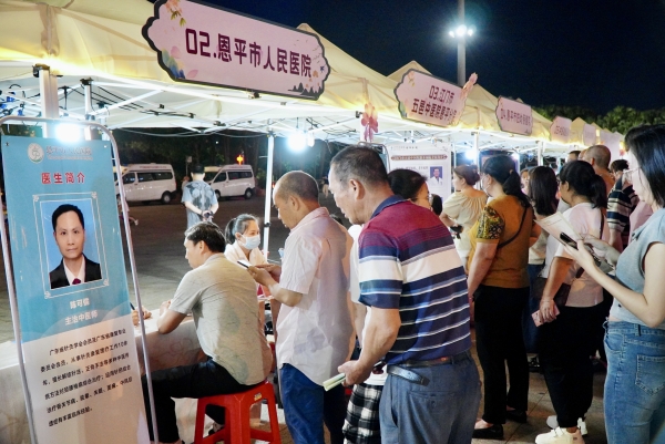 2.專家攤位前聚滿了慕名而來的居民。_副本.jpg
