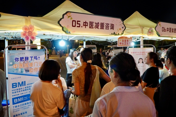 3.在中醫(yī)減重專區(qū)，專家通過舌診、脈診分析市民體質(zhì)，開出調(diào)理方案。_副本.jpg