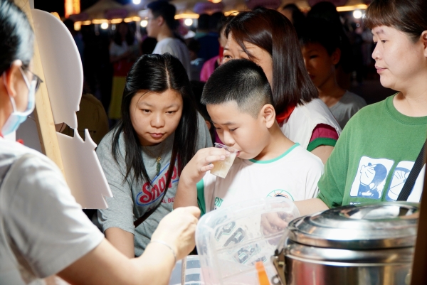 8.市民品鑒各式各樣的中醫(yī)藥茶飲。_副本.jpg