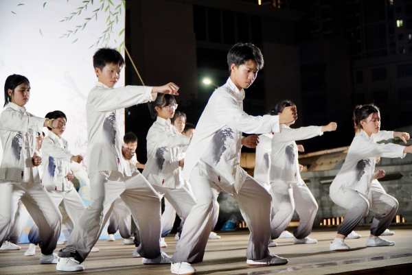 11.舞臺(tái)上的八段錦一套套養(yǎng)生功法行如流水般展開，動(dòng)作舒緩而優(yōu)美。_副本.jpg