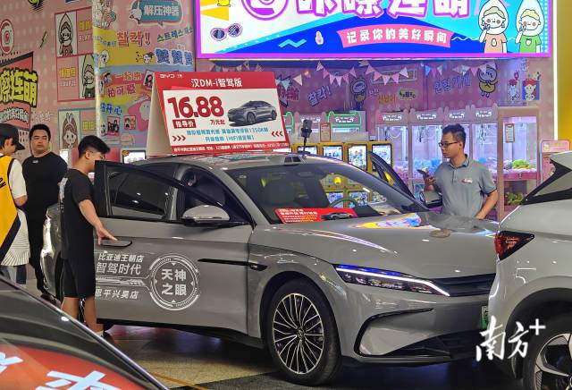 汽車展區(qū)吸引了不少消費(fèi)者。