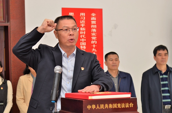 副本5新任命市科工商務(wù)局局長吳學(xué)筠進(jìn)行憲法宣誓.jpg