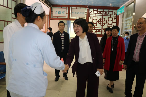 4.市委常委吳彩堂與市中醫(yī)院醫(yī)務(wù)人員一一握手，致以親切問候.jpg