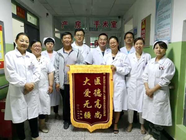2.林秋蘭等醫(yī)護(hù)人員獲贈錦旗_副本.jpg