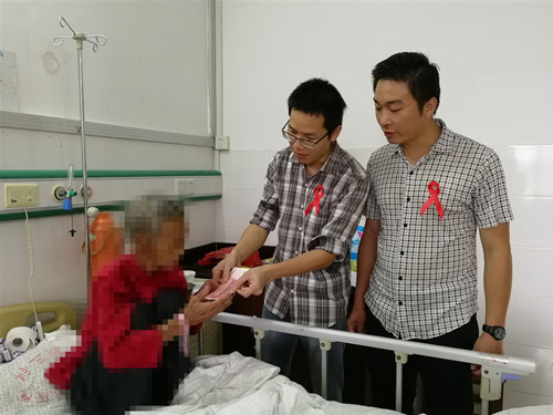 4、探望艾滋病重癥患者_副本.jpg