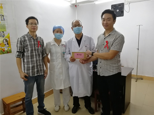 5、慰問防艾一線醫(yī)護人員_副本.jpg